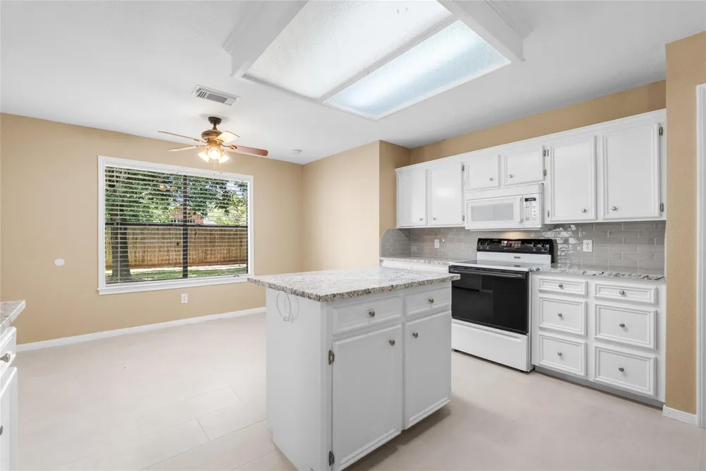 111 Jamestown Avenue Clute, TX 77531