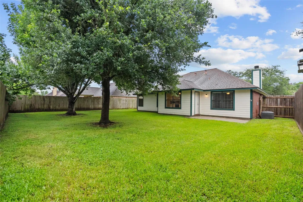 111 Jamestown Avenue Clute, TX 77531