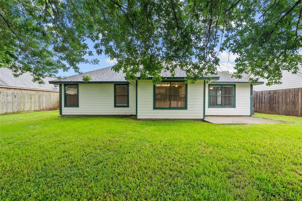111 Jamestown Avenue Clute, TX 77531