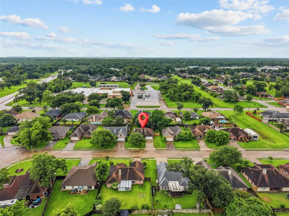 111 Jamestown Avenue Clute, TX 77531