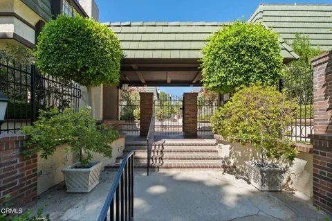 885 S Orange Grove Boulevard #20