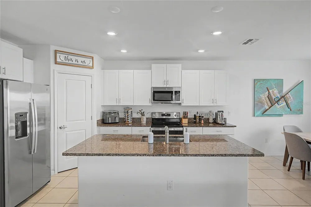 6357 BEVERLY HILLS DRIVE Zephyrhills, FL 33541