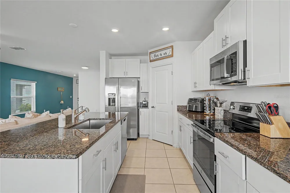 6357 BEVERLY HILLS DRIVE Zephyrhills, FL 33541