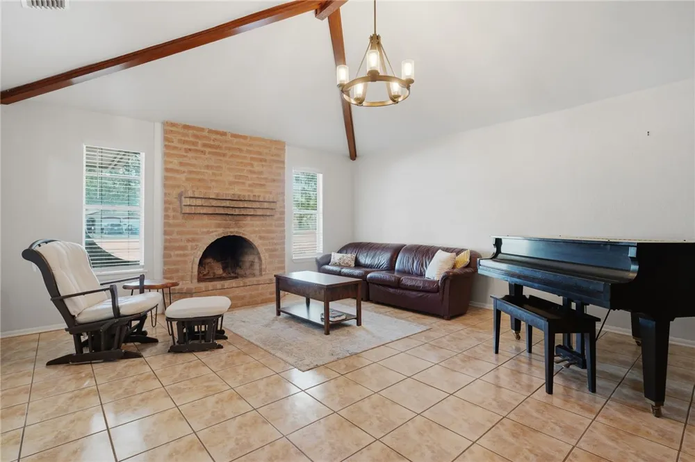 2007 Memorial Parkway Portland, TX 78374