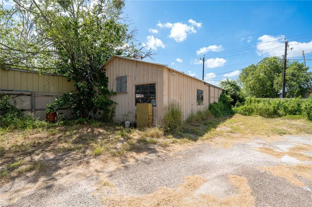 214 E Market Street Sinton, TX 78387