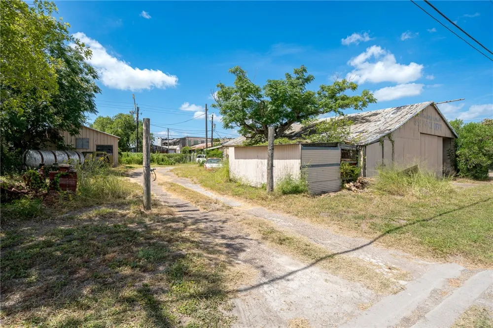 212 E Market Street Sinton, TX 78387