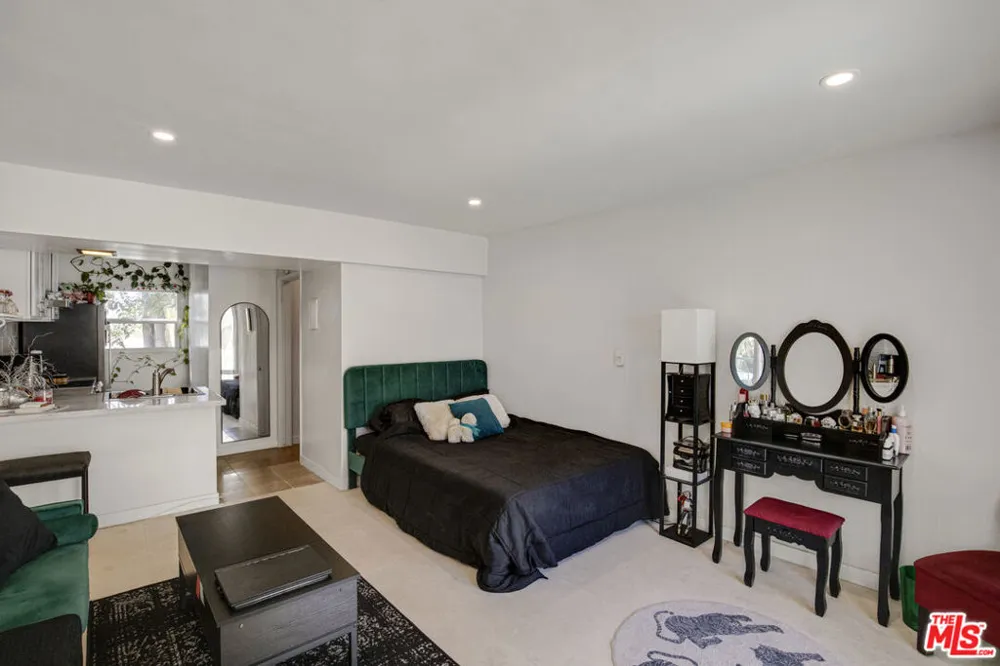1959 Grace Avenue Los Angeles, CA 90068