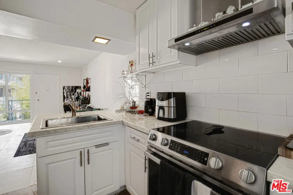 1959 Grace Avenue Los Angeles, CA 90068