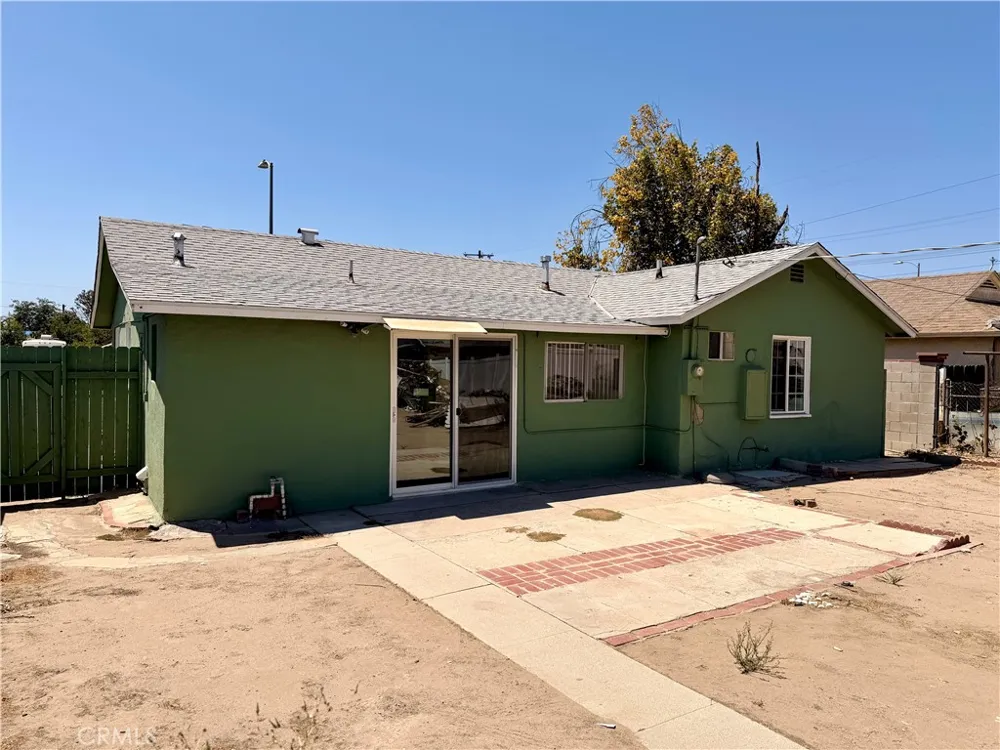 7536 White Oak Avenue Van Nuys, CA 91406