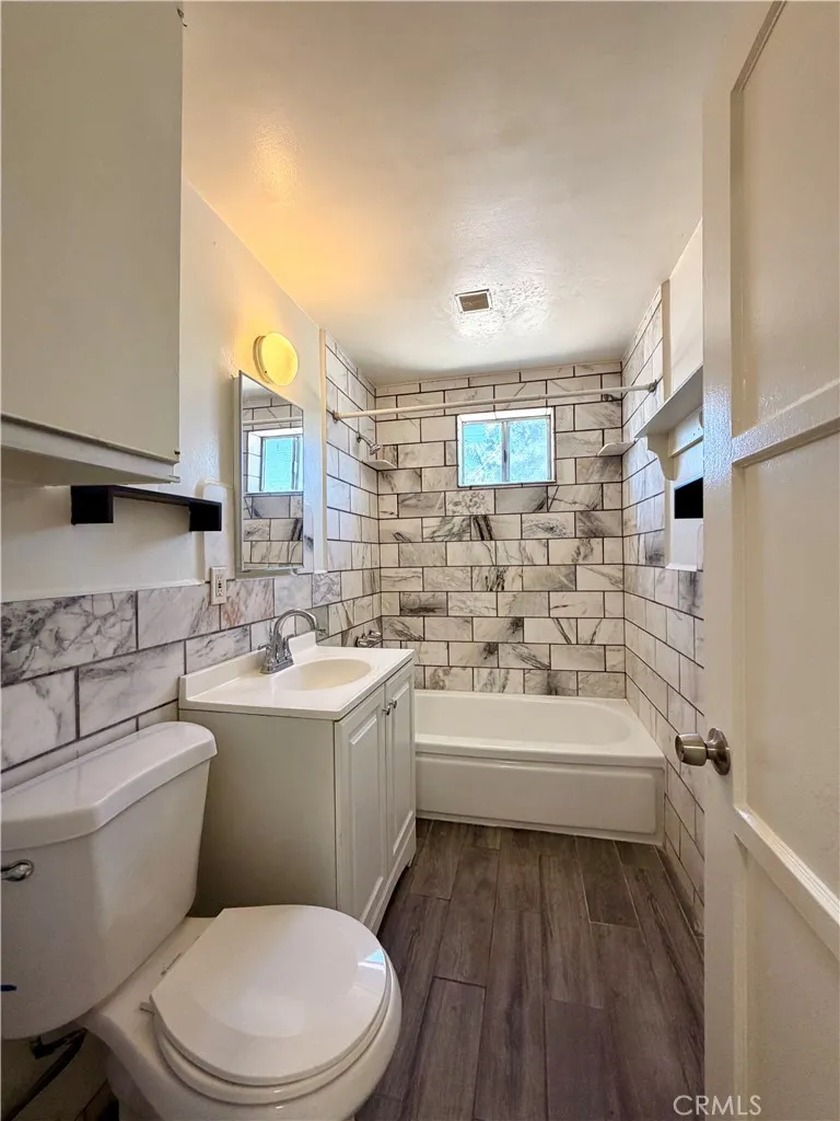 7536 White Oak Avenue Van Nuys, CA 91406
