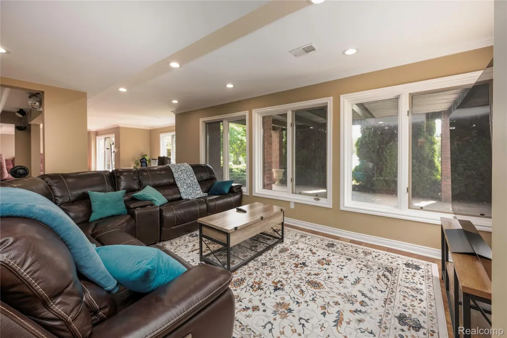 63520 Georgetowne S Washington Township, MI 48095