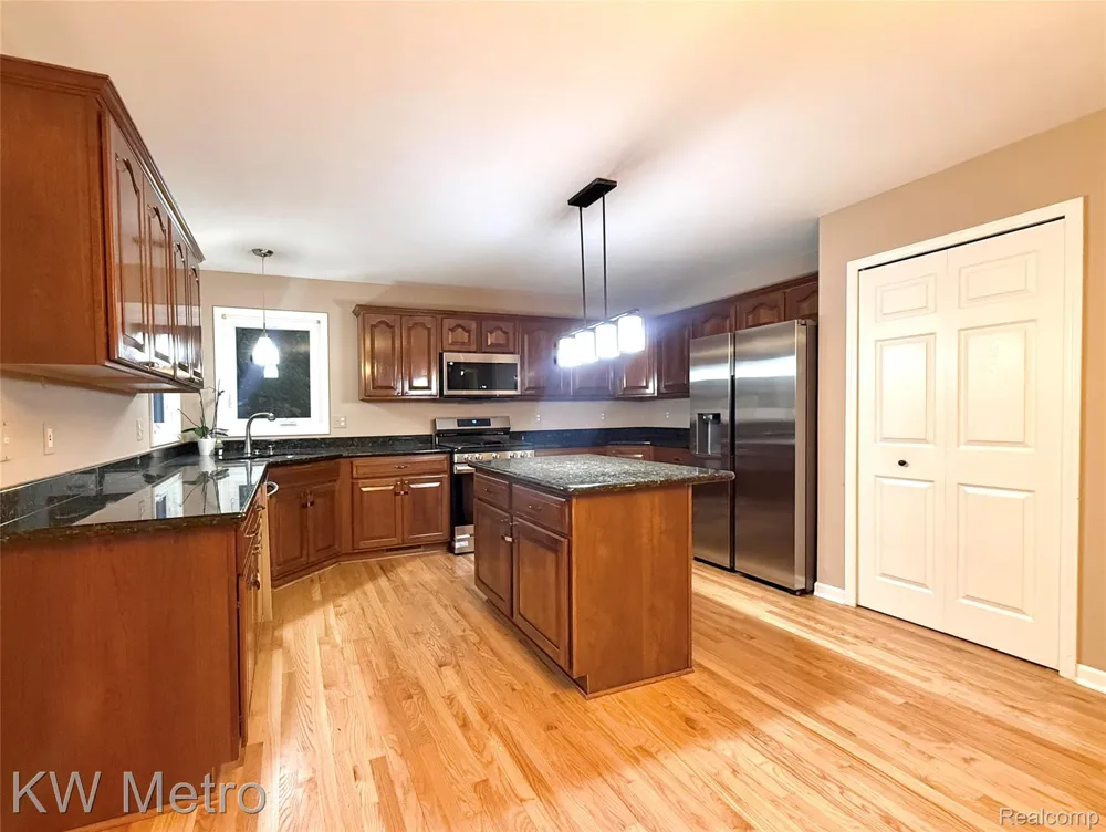 1176 CADMUS DRIVE Troy City, MI 48085