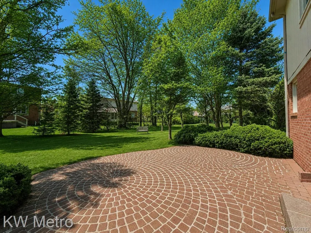 1176 CADMUS DRIVE Troy City, MI 48085