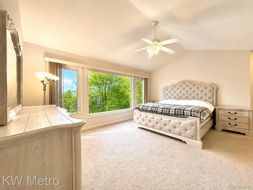 1176 CADMUS DRIVE Troy City, MI 48085