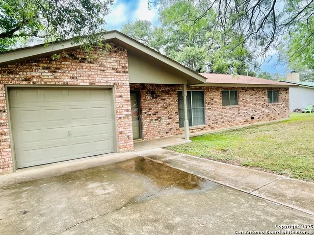 204 SKYLARK DR Fredericksburg, TX 78624