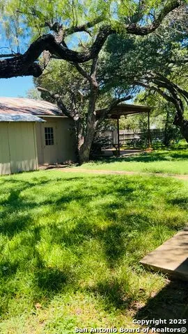 204 SKYLARK DR Fredericksburg, TX 78624