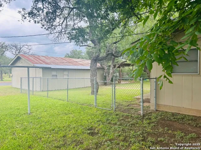 204 SKYLARK DR Fredericksburg, TX 78624
