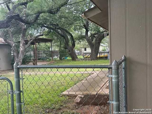 204 SKYLARK DR Fredericksburg, TX 78624