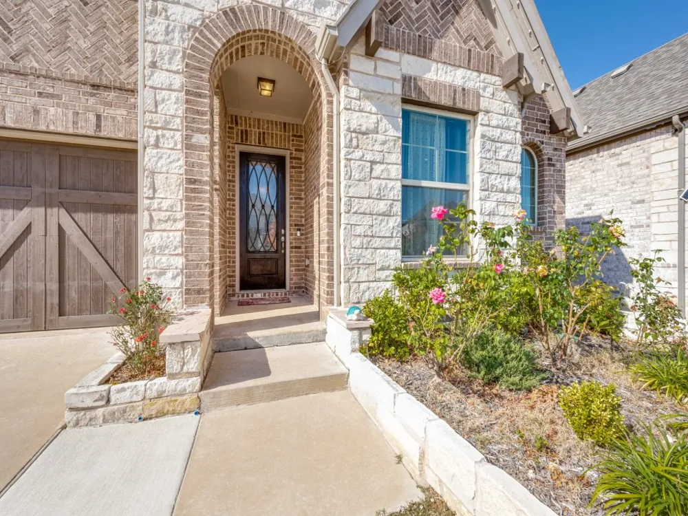 2094 Creekbluff Circle Lewisville, TX 75010