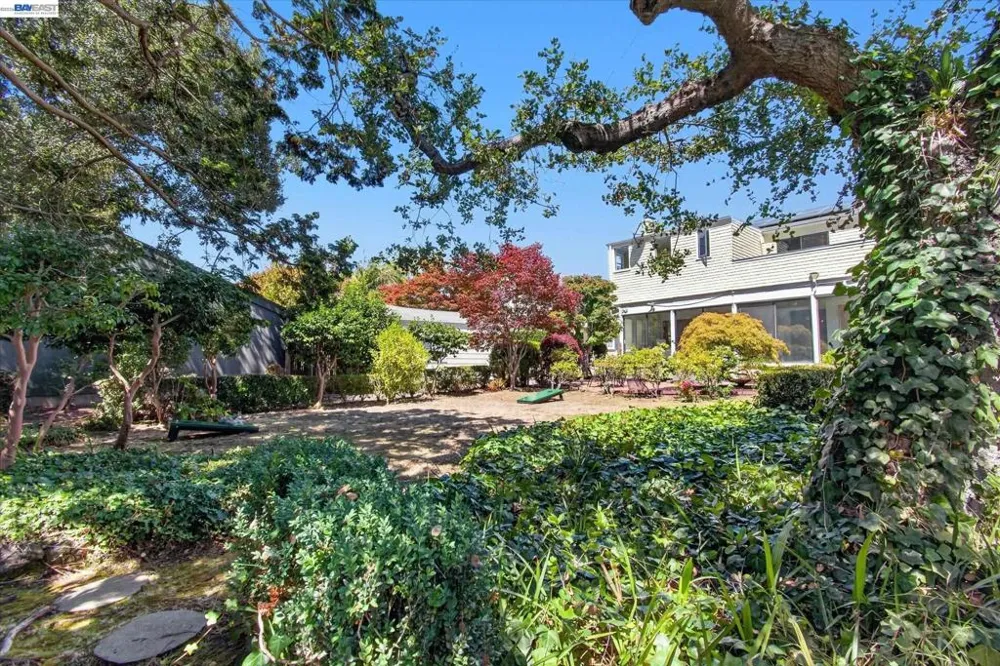 1616 DAYTON AVE Alameda, CA 94501