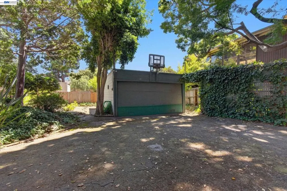 1616 DAYTON AVE Alameda, CA 94501