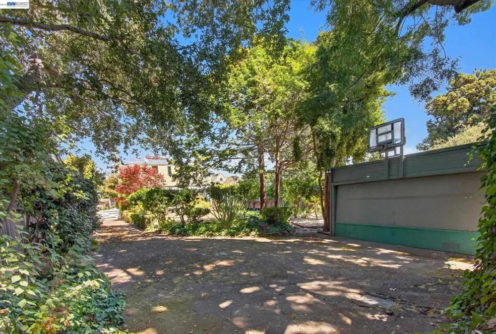 1616 DAYTON AVE Alameda, CA 94501