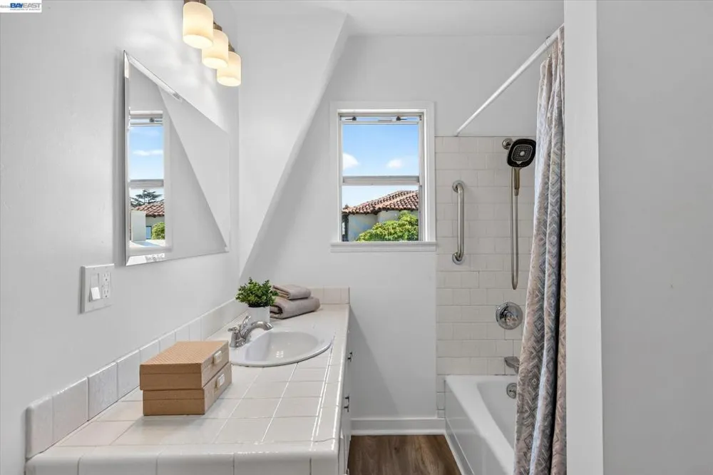 1616 DAYTON AVE Alameda, CA 94501
