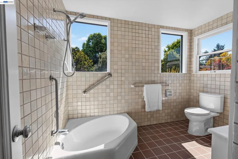 1616 DAYTON AVE Alameda, CA 94501