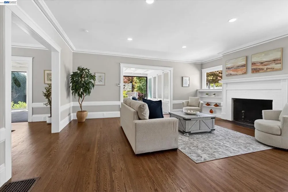 1616 DAYTON AVE Alameda, CA 94501