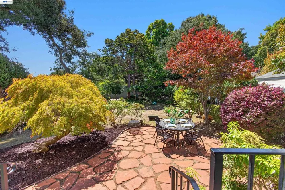 1616 DAYTON AVE Alameda, CA 94501