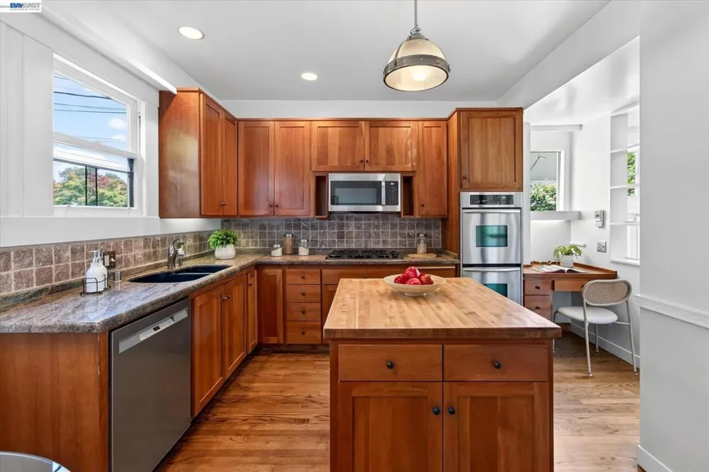 1616 DAYTON AVE Alameda, CA 94501