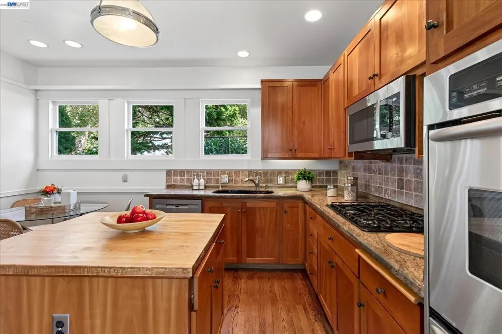 1616 DAYTON AVE Alameda, CA 94501
