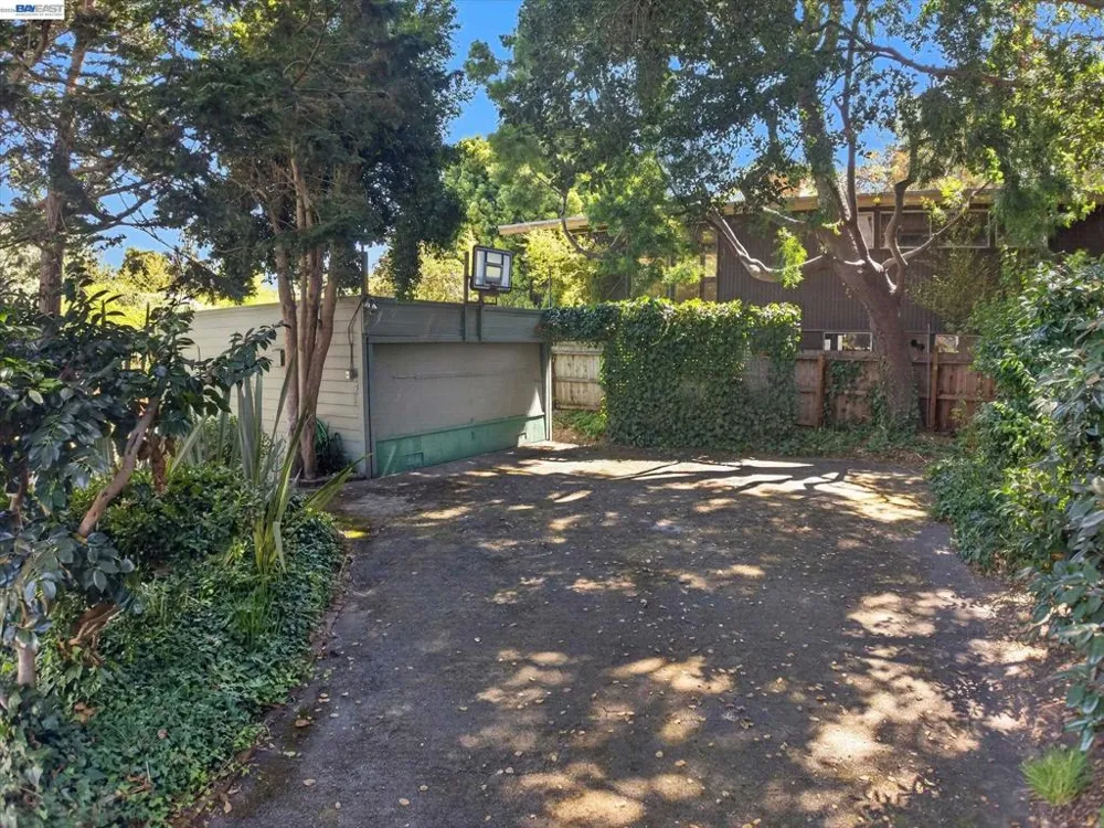 1616 DAYTON AVE Alameda, CA 94501