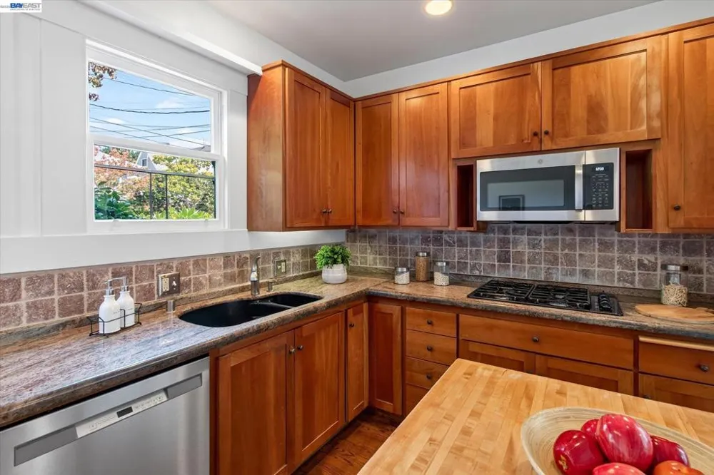 1616 DAYTON AVE Alameda, CA 94501