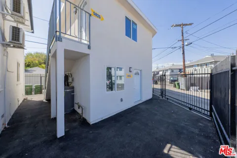 5835 Cartwright #1/2