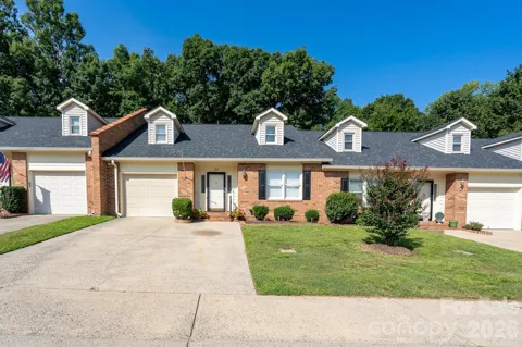 566 Camrose Circle NE