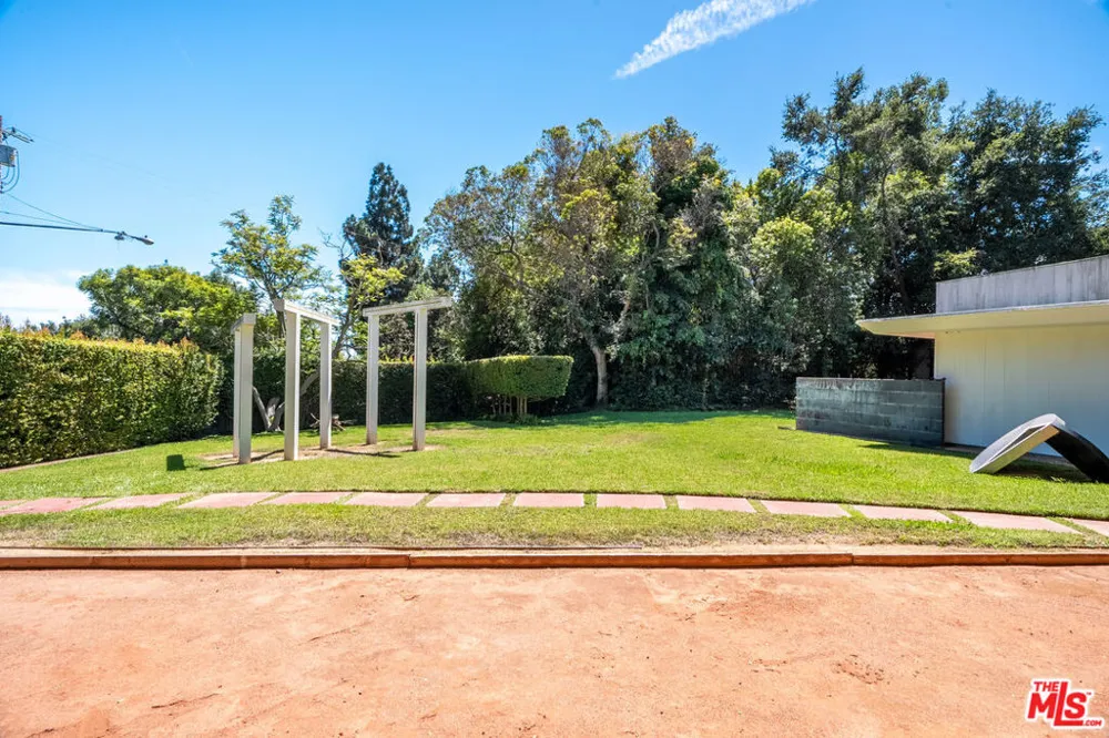 401 Cliffwood Avenue Los Angeles, CA 90049
