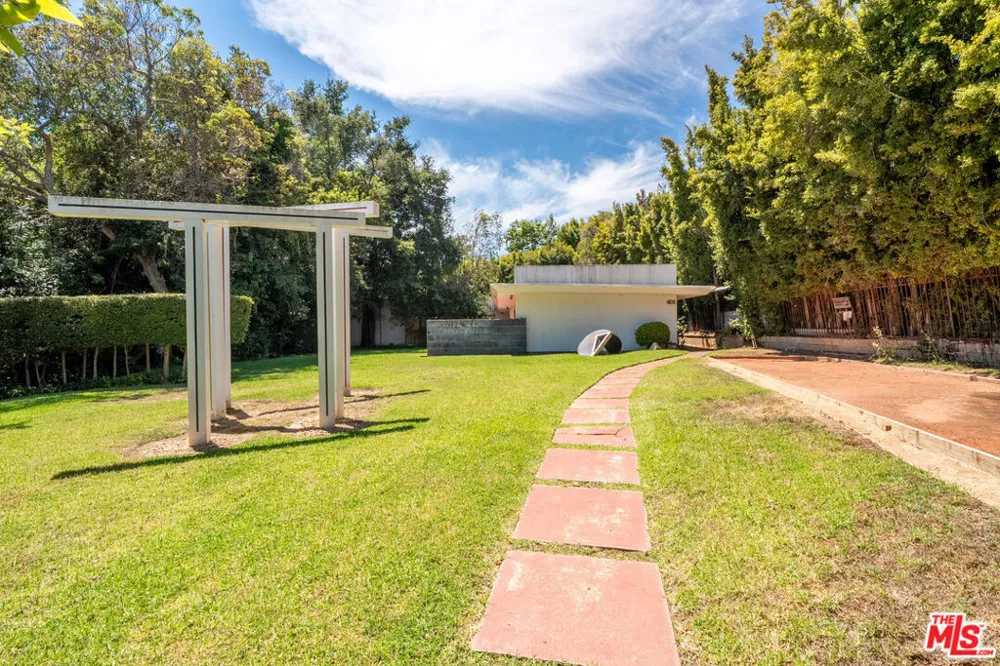401 Cliffwood Avenue Los Angeles, CA 90049