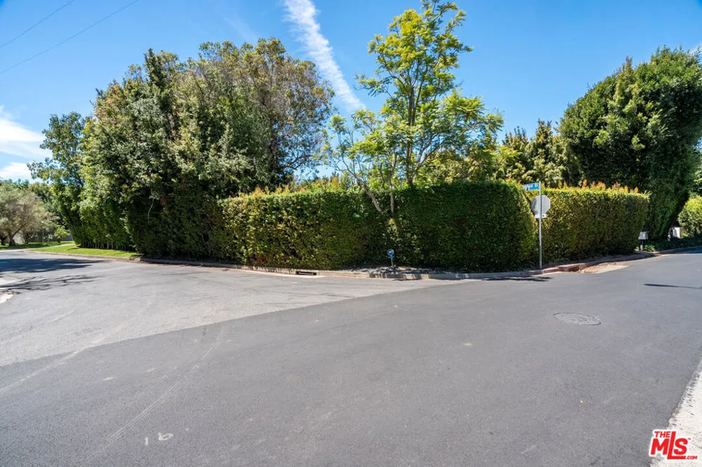 401 Cliffwood Avenue Los Angeles, CA 90049