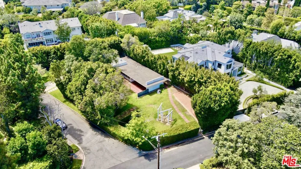 401 Cliffwood Avenue Los Angeles, CA 90049