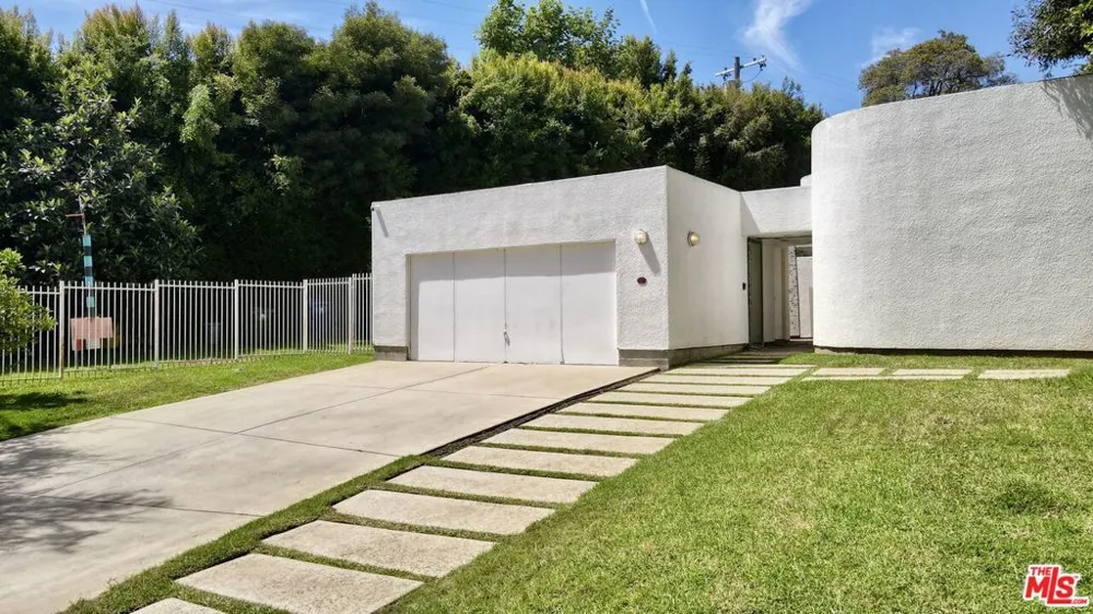 401 Cliffwood Avenue Los Angeles, CA 90049