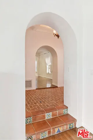 214 S MEDIO DRIVE Los Angeles, CA 90049