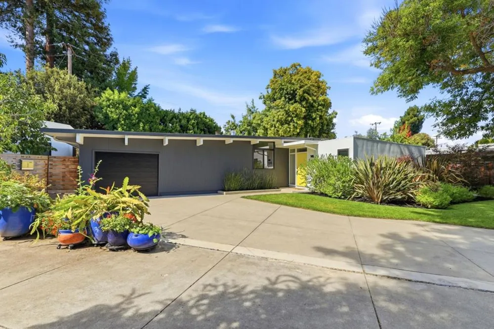 3992 Bibbits Drive Palo Alto, CA 94303