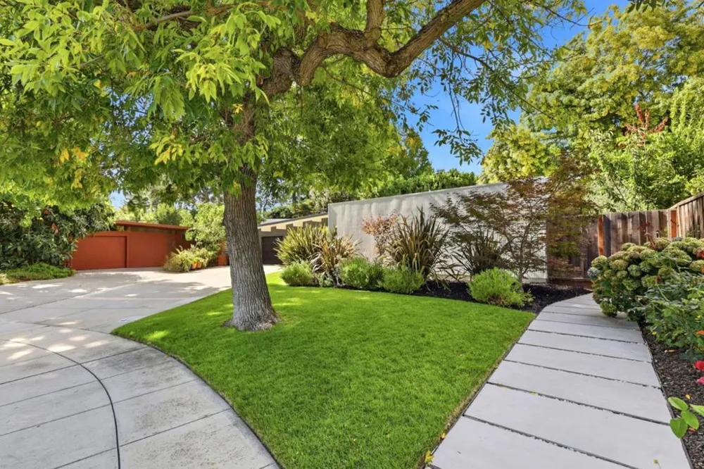3992 Bibbits Drive Palo Alto, CA 94303