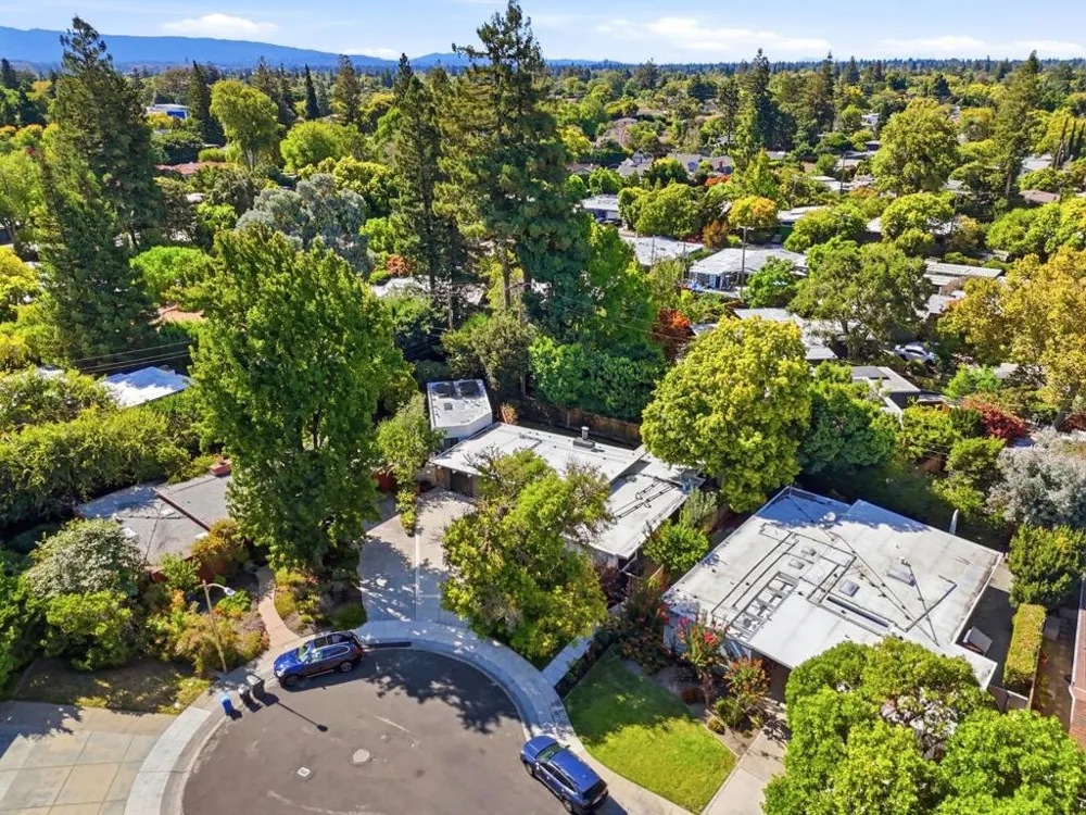 3992 Bibbits Drive Palo Alto, CA 94303