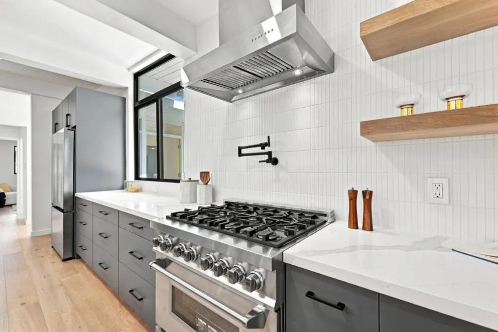3992 Bibbits Drive Palo Alto, CA 94303