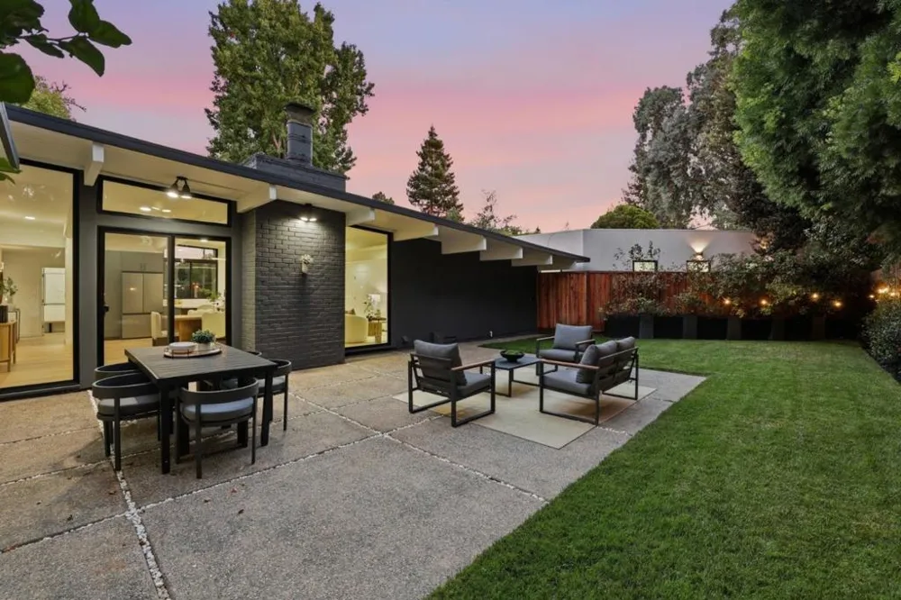 3992 Bibbits Drive Palo Alto, CA 94303