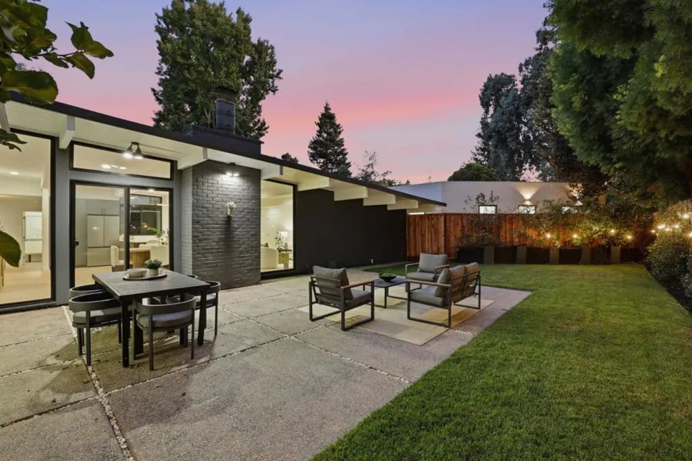 3992 Bibbits Drive Palo Alto, CA 94303