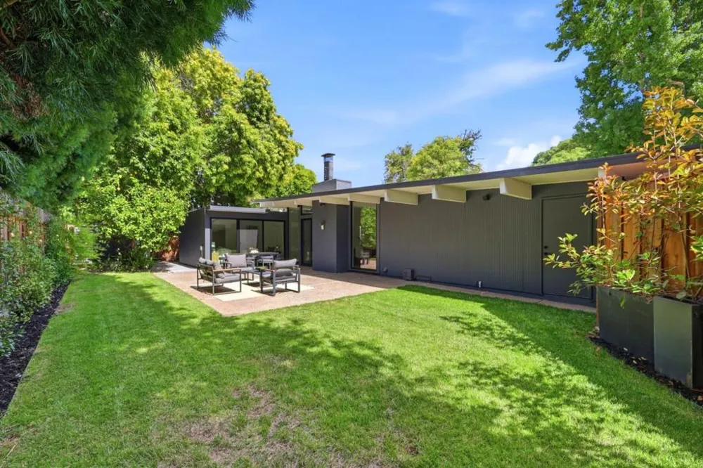 3992 Bibbits Drive Palo Alto, CA 94303