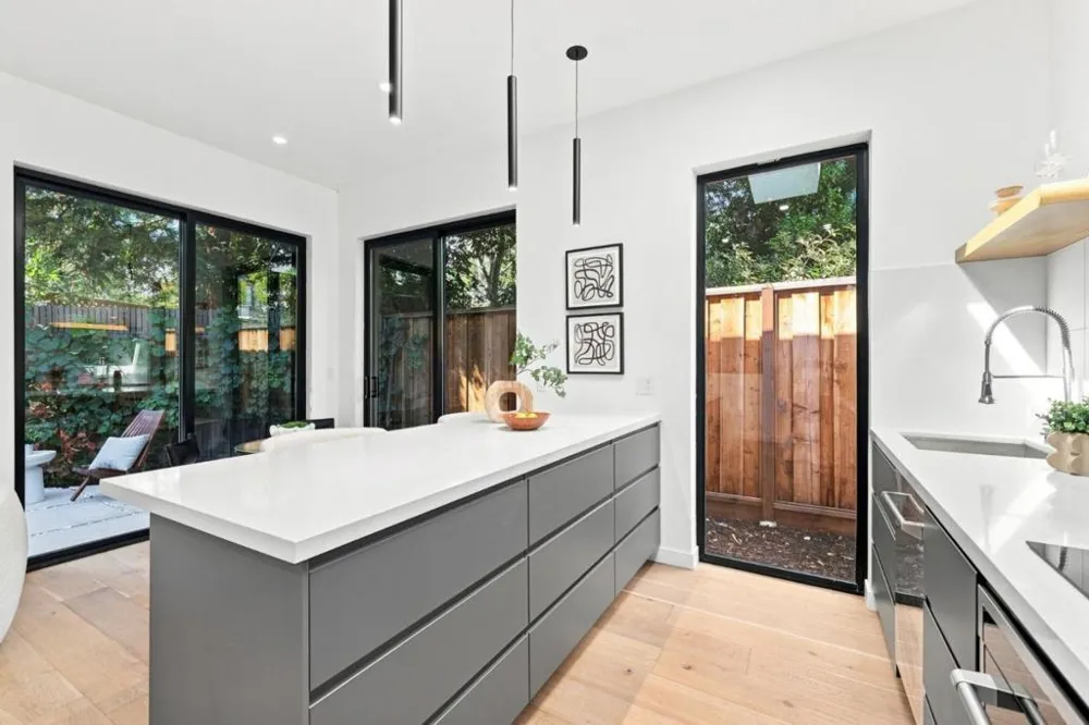 3992 Bibbits Drive Palo Alto, CA 94303